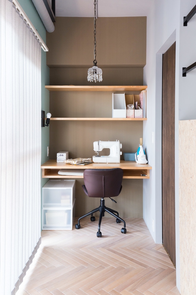 Design ideas for a modern home office in Nagoya.