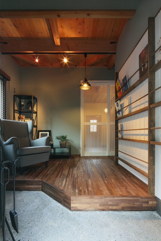 Idéer för ett litet minimalistiskt arbetsrum, med gröna väggar och mellanmörkt trägolv