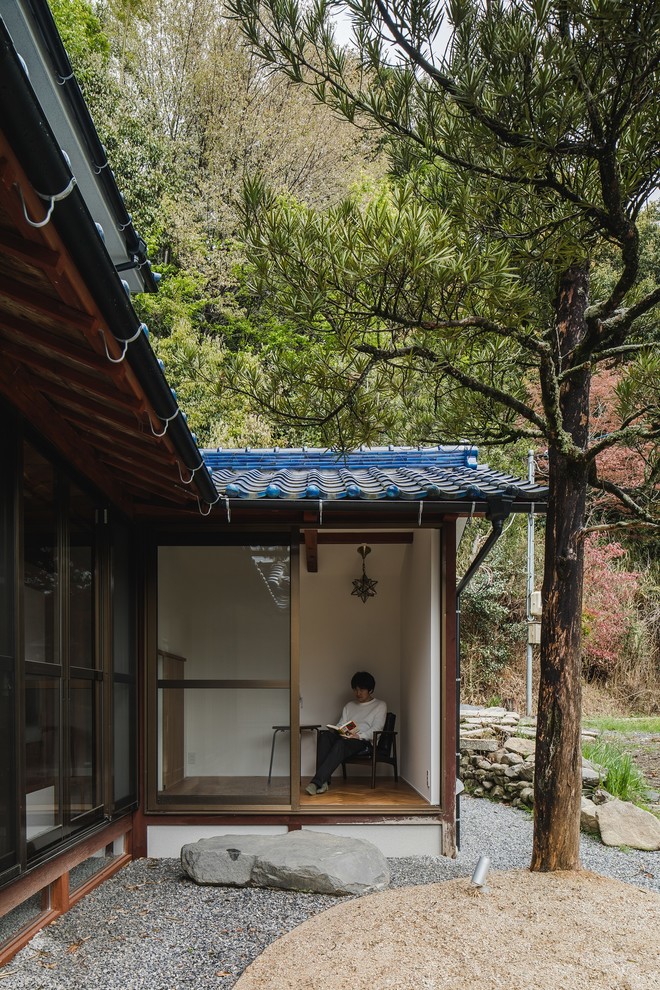 Foto de despacho de estilo zen extra grande con paredes blancas, suelo de madera en tonos medios, escritorio independiente y suelo beige