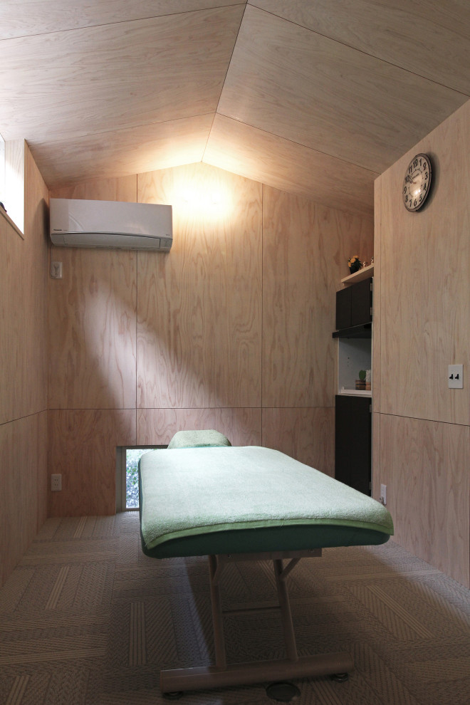 Idéer för att renovera ett litet funkis hemmastudio, med beige väggar, heltäckningsmatta och grått golv