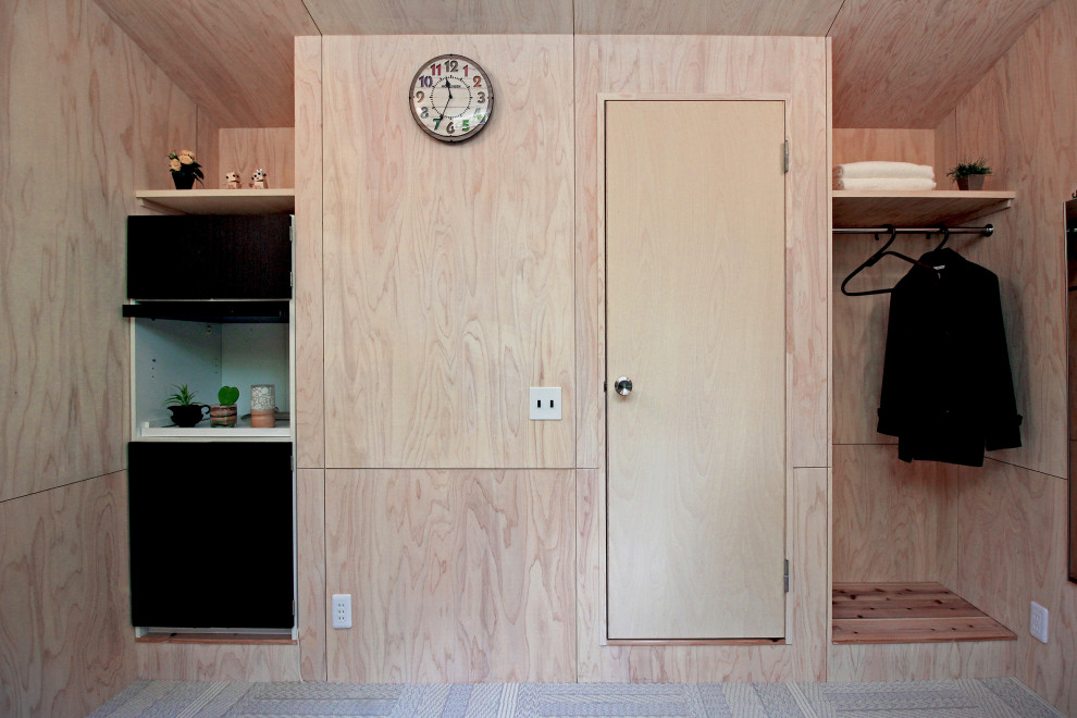Kleines Modernes Arbeitszimmer mit Studio, beiger Wandfarbe, Teppichboden, grauem Boden, Holzdecke und vertäfelten Wänden in Sonstige