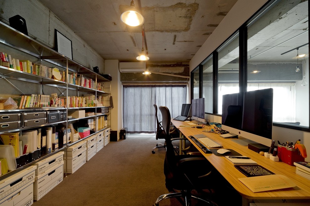 Exemple d'un bureau industriel avec un mur blanc, moquette, un sol gris et un bureau indépendant.
