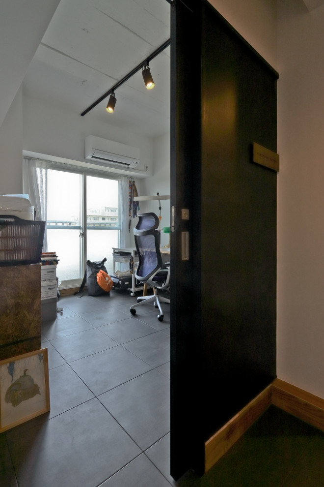 Kleines Modernes Arbeitszimmer mit Studio, weißer Wandfarbe, Laminat, Einbau-Schreibtisch, schwarzem Boden und Holzdielenwänden in Tokio Peripherie