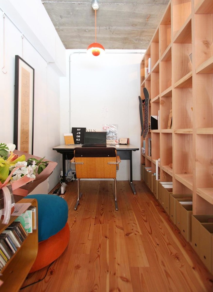 東京23区にある小さなミッドセンチュリースタイルのおしゃれなホームオフィス・書斎 (白い壁、無垢フローリング、自立型机) の写真