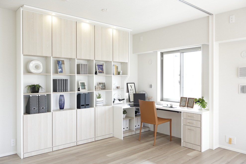Esempio di un ufficio design con pareti bianche, scrivania incassata, pavimento in legno verniciato e pavimento grigio