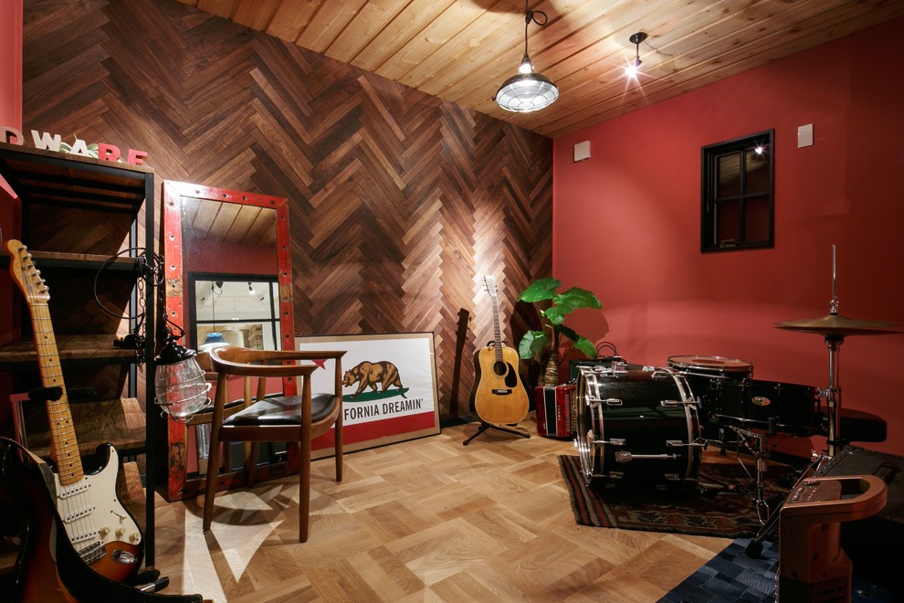 他の地域にあるインダストリアルスタイルのおしゃれなホームオフィス・書斎 (赤い壁、無垢フローリング、暖炉なし) の写真