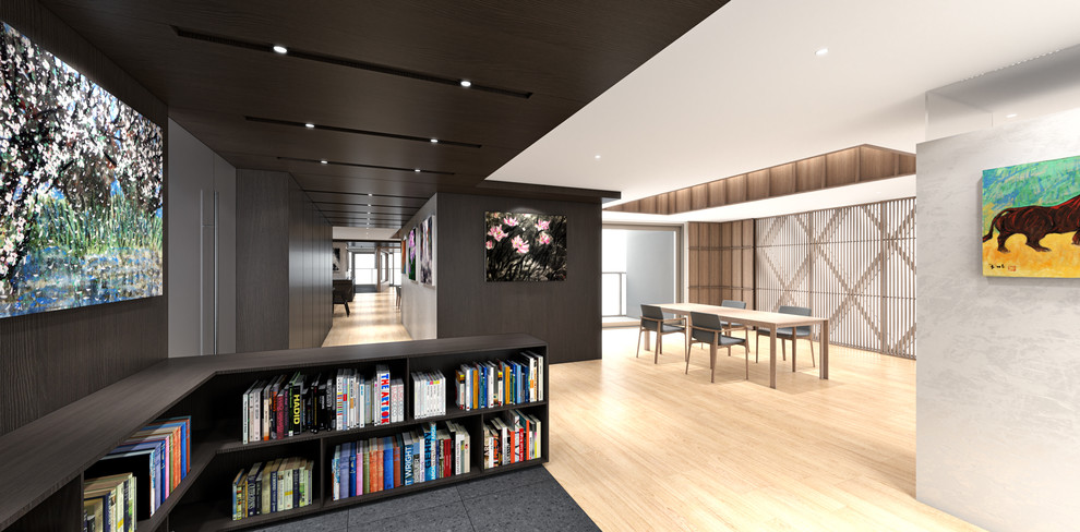 Idée de décoration pour un grand bureau design avec une bibliothèque ou un coin lecture, un mur marron, un sol en bois brun, aucune cheminée, un bureau intégré et un sol orange.