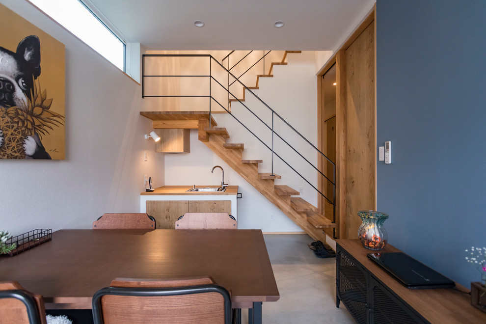 Свежая идея для дизайна: кабинет в стиле кантри с разноцветными стенами, бетонным полом и серым полом - отличное фото интерьера