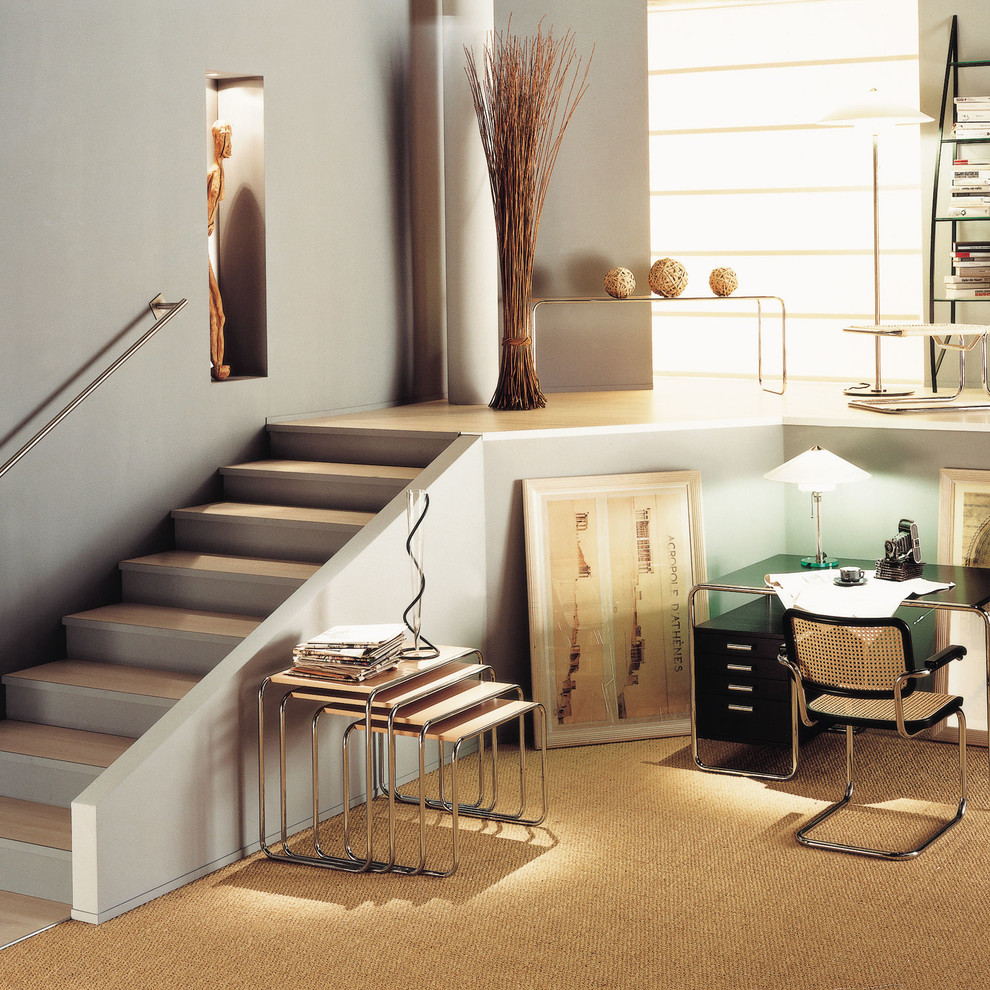 Cette image montre un petit bureau design avec un mur gris, moquette, un bureau indépendant et un sol marron.