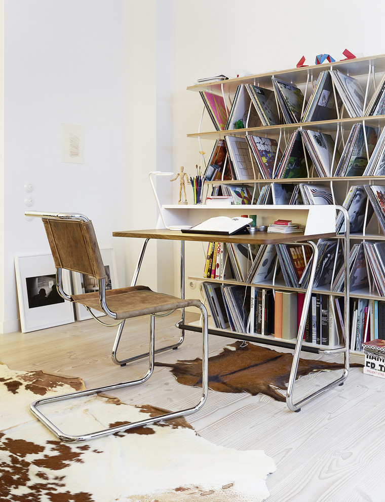 他の地域にあるコンテンポラリースタイルのおしゃれなホームオフィス・書斎 (ライブラリー、白い壁、淡色無垢フローリング、自立型机、ベージュの床) の写真