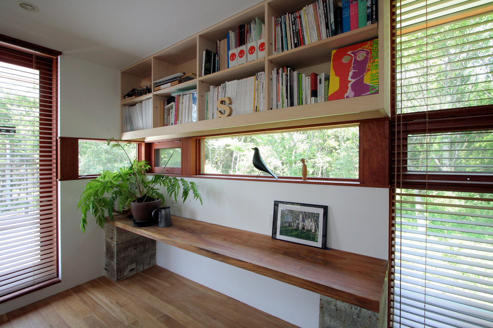 他の地域にある北欧スタイルのおしゃれなホームオフィス・書斎 (淡色無垢フローリング、造り付け机) の写真