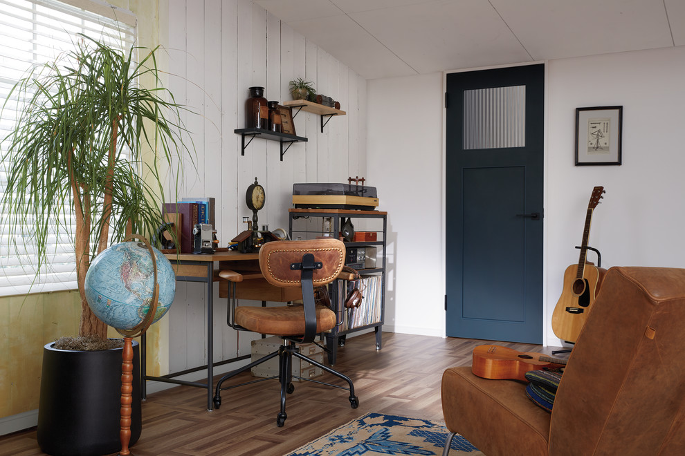 Imagen de despacho urbano con paredes blancas, suelo de madera pintada, escritorio independiente y suelo marrón