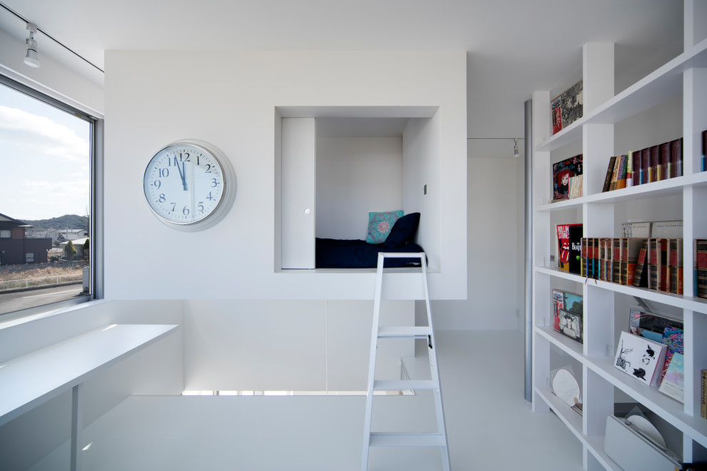 На фото: кабинет в стиле модернизм с белыми стенами, встроенным рабочим столом и белым полом