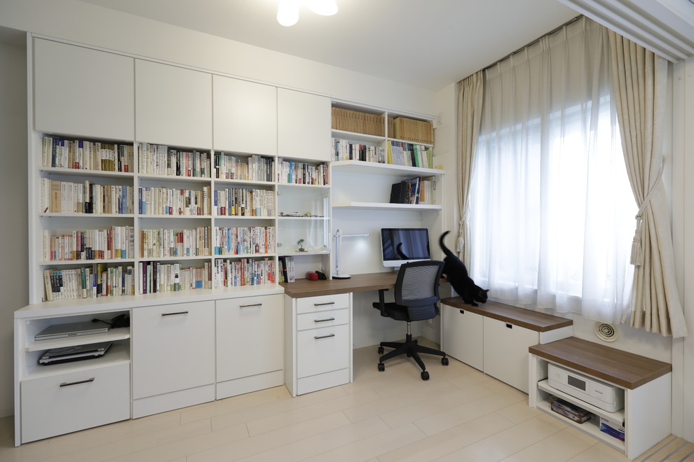Modernes Arbeitszimmer mit Arbeitsplatz, weißer Wandfarbe und Einbau-Schreibtisch