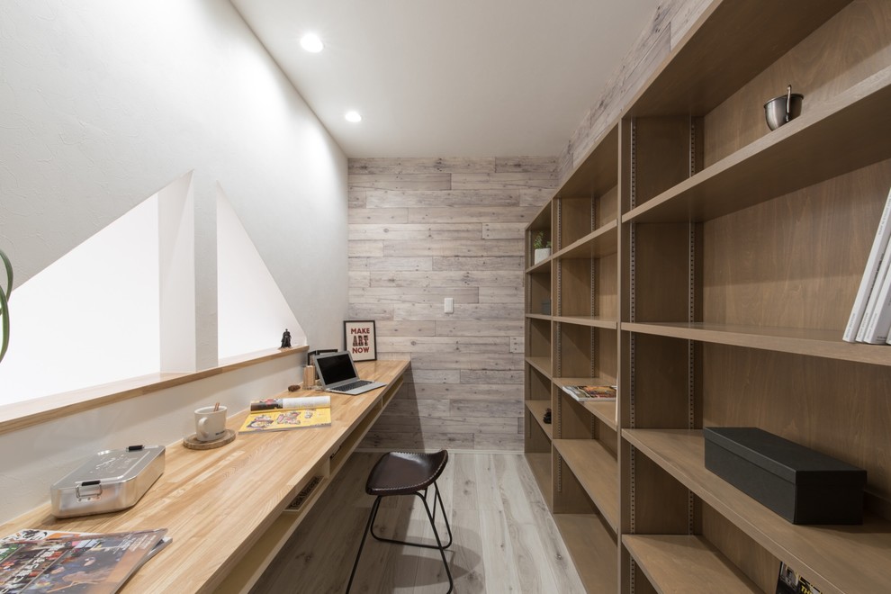 Стильный дизайн: кабинет в скандинавском стиле с разноцветными стенами, деревянным полом и встроенным рабочим столом - последний тренд
