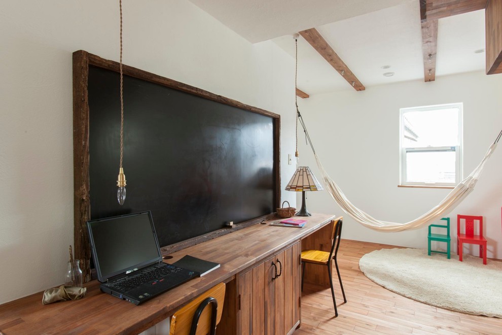 Asiatisches Arbeitszimmer mit weißer Wandfarbe, braunem Holzboden und Einbau-Schreibtisch in Sonstige