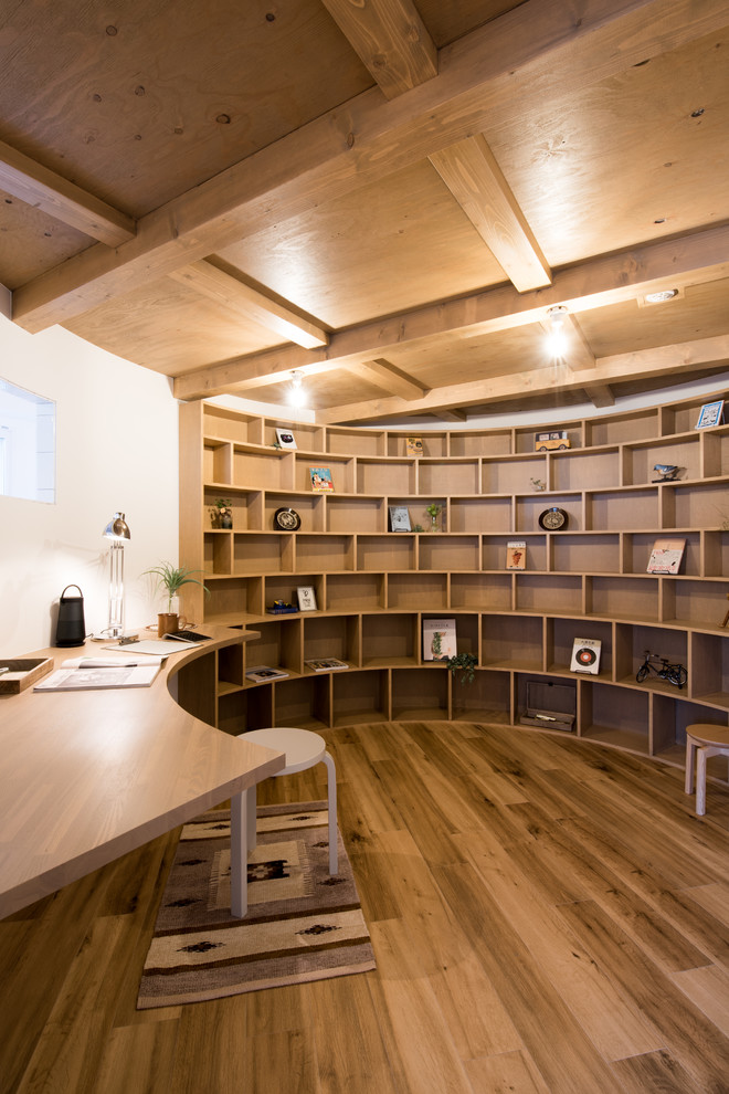 札幌にあるコンテンポラリースタイルのおしゃれなホームオフィス・書斎 (白い壁、無垢フローリング、造り付け机、茶色い床) の写真