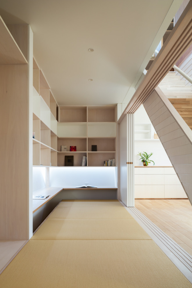 Cette image montre un bureau asiatique de taille moyenne avec un mur blanc, un sol de tatami et un bureau intégré.
