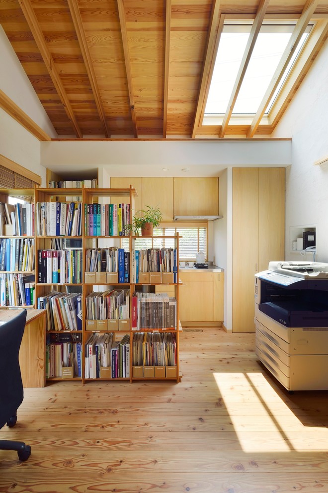 Kleines Rustikales Arbeitszimmer mit Studio, weißer Wandfarbe, braunem Holzboden, Kaminofen, Kaminumrandung aus Beton, freistehendem Schreibtisch und beigem Boden in Tokio Peripherie