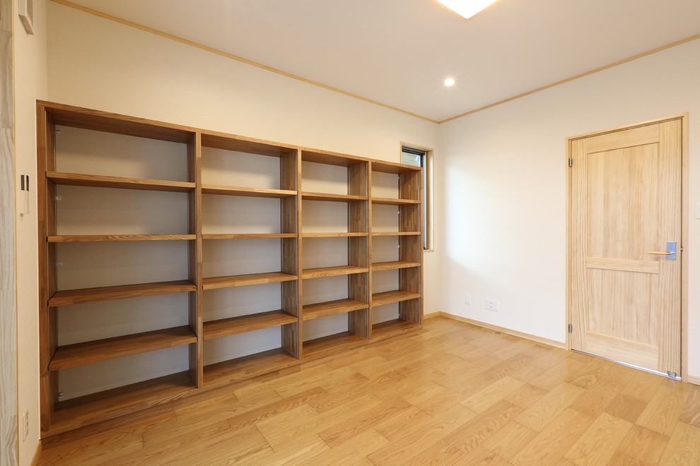 Idée de décoration pour un bureau de taille moyenne avec un mur blanc, un sol en contreplaqué, un bureau intégré et un sol beige.