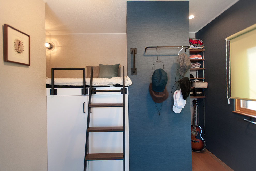 Cette image montre un petit bureau nordique avec un mur bleu, moquette, un bureau intégré et un sol bleu.