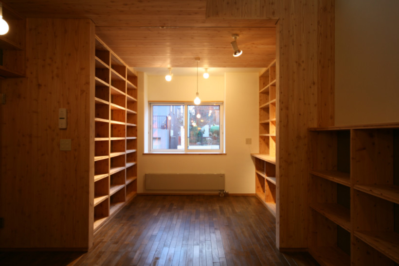 Inspiration pour un bureau vintage de taille moyenne avec un mur blanc, parquet foncé, un sol marron et un plafond en bois.