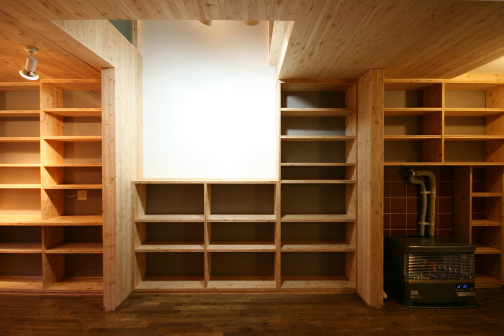 На фото: домашняя библиотека среднего размера в скандинавском стиле с белыми стенами, темным паркетным полом, коричневым полом и деревянным потолком без камина с
