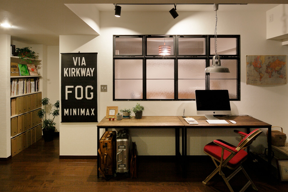 他の地域にあるインダストリアルスタイルのおしゃれなホームオフィス・書斎 (白い壁、濃色無垢フローリング、自立型机、茶色い床) の写真