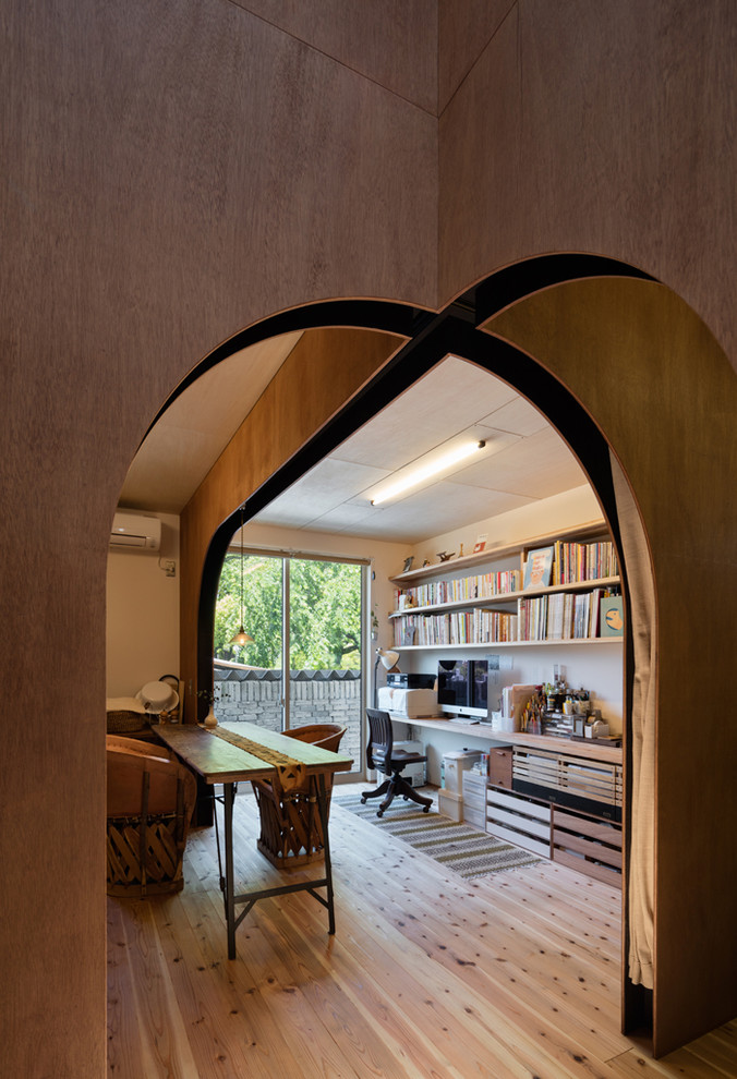 Стильный дизайн: маленькое рабочее место в современном стиле с белыми стенами, светлым паркетным полом, встроенным рабочим столом, деревянным потолком и деревянными стенами для на участке и в саду - последний тренд