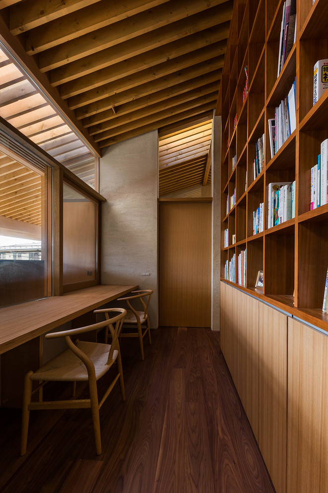 Asiatisches Arbeitszimmer mit Arbeitsplatz, beiger Wandfarbe, Sperrholzboden und Einbau-Schreibtisch in Sonstige