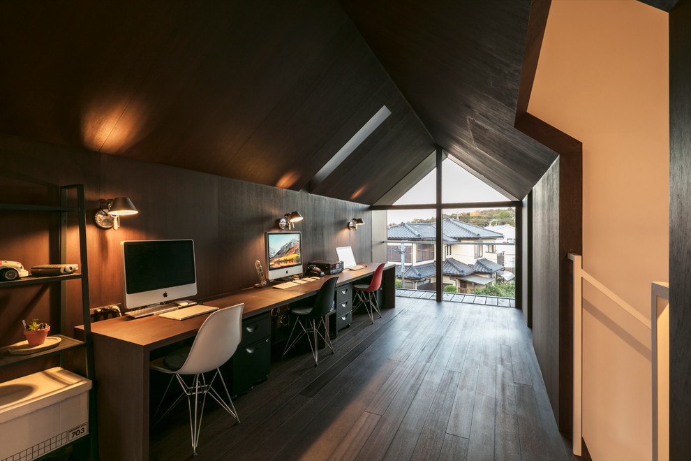 Idee per uno studio moderno con pareti marroni, parquet scuro, scrivania autoportante e pavimento marrone