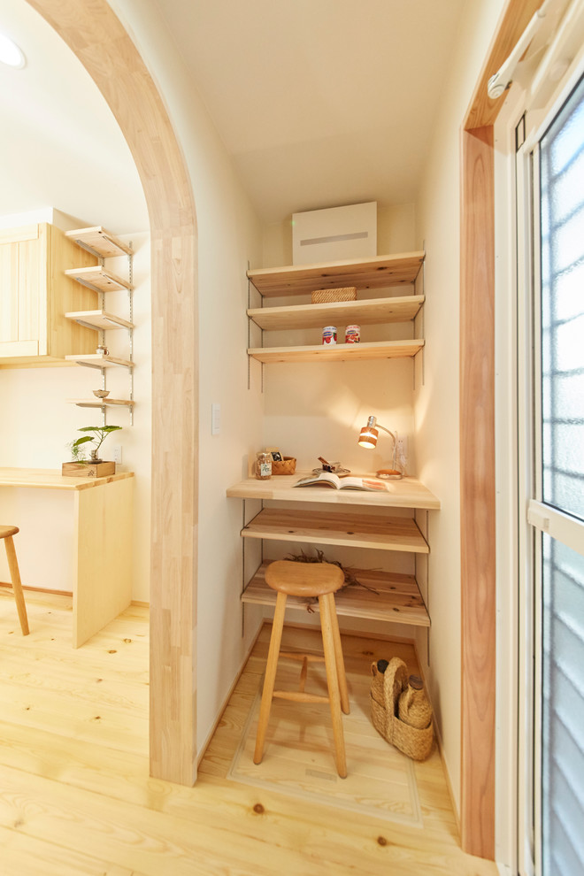 Photo of a scandi home office in Tokyo Suburbs.