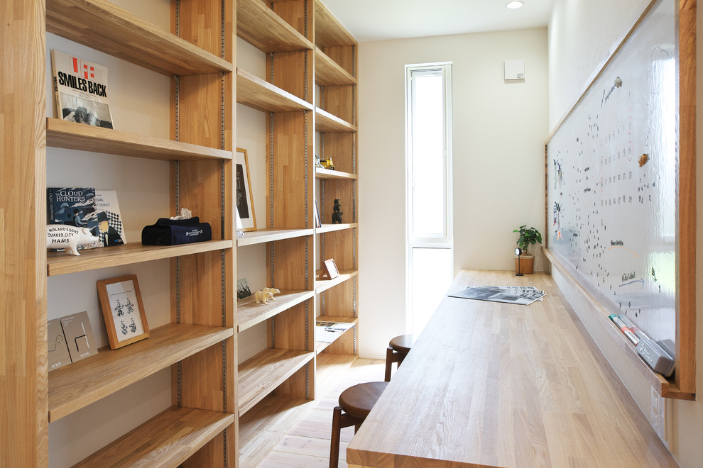 Kleines Modernes Lesezimmer ohne Kamin mit weißer Wandfarbe, hellem Holzboden und beigem Boden in Sonstige