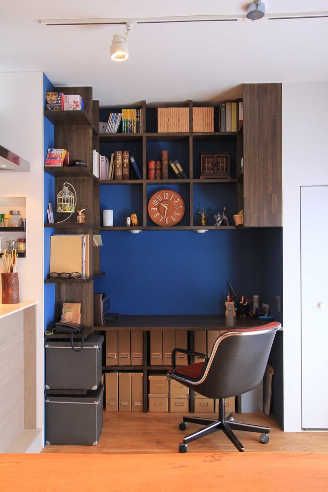 Kleines Asiatisches Arbeitszimmer mit Arbeitsplatz, Einbau-Schreibtisch, weißer Wandfarbe und braunem Holzboden in Nagoya