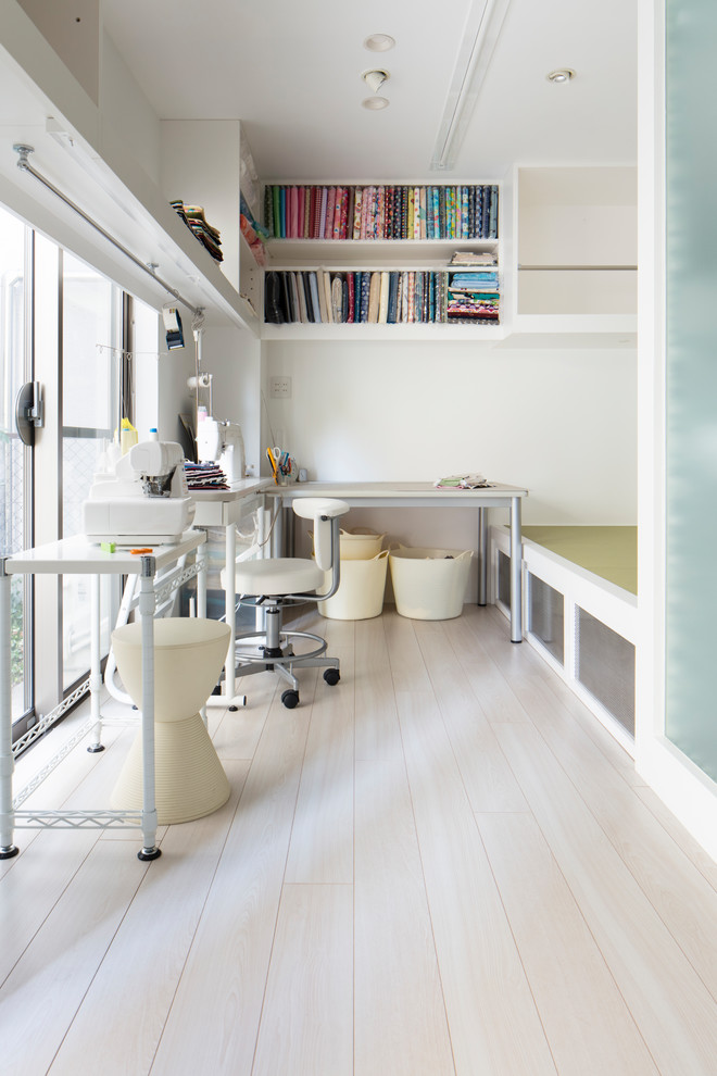 Inspiration pour un petit bureau minimaliste de type studio avec un mur blanc, un sol en contreplaqué, aucune cheminée, un bureau indépendant et un sol blanc.