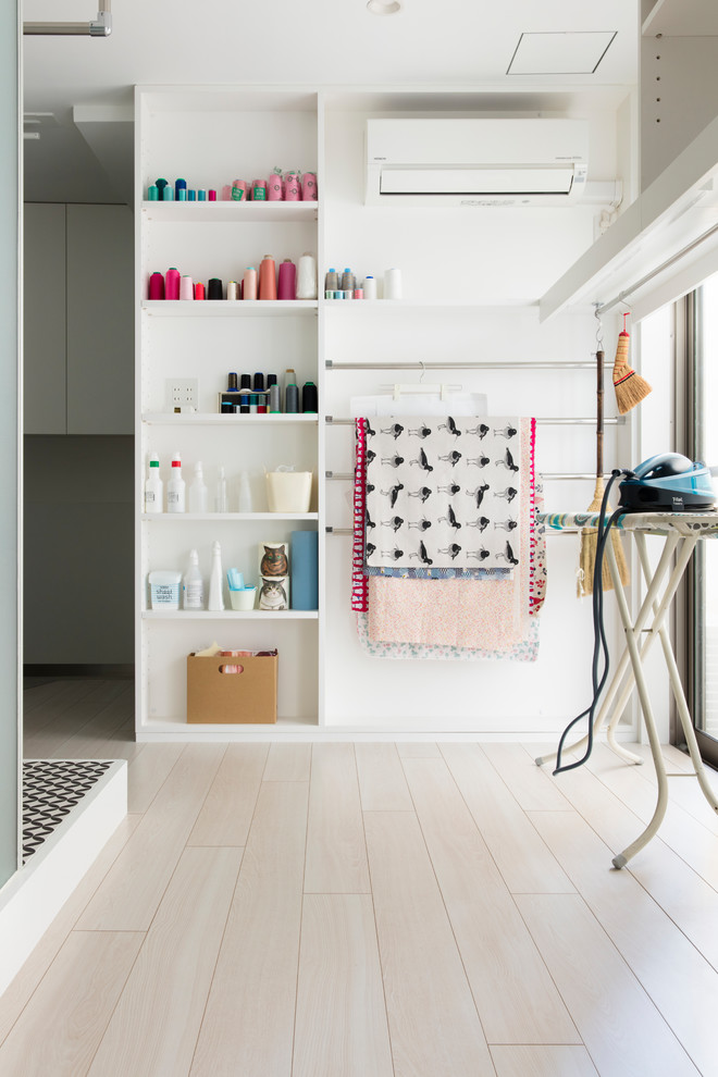 Idée de décoration pour un petit bureau minimaliste de type studio avec un mur blanc, un sol en contreplaqué, aucune cheminée, un bureau indépendant et un sol blanc.