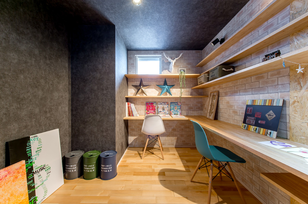 大阪にあるインダストリアルスタイルのおしゃれなホームオフィス・書斎の写真