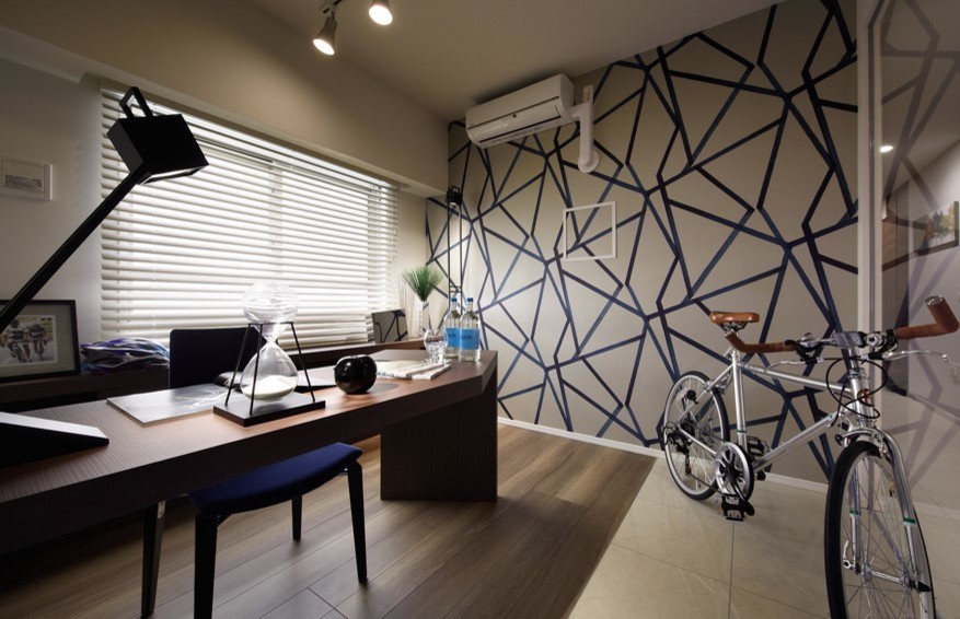 Bild på ett mellanstort funkis hobbyrum, med grå väggar, klinkergolv i keramik, ett inbyggt skrivbord och grått golv