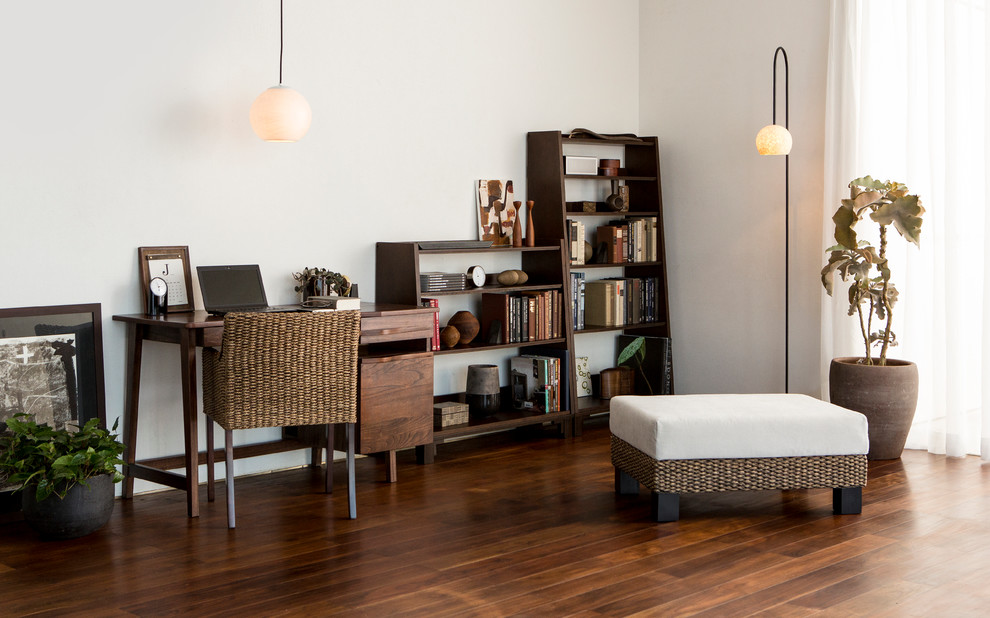 Foto de despacho de estilo zen sin chimenea con paredes blancas, suelo de madera en tonos medios y escritorio independiente