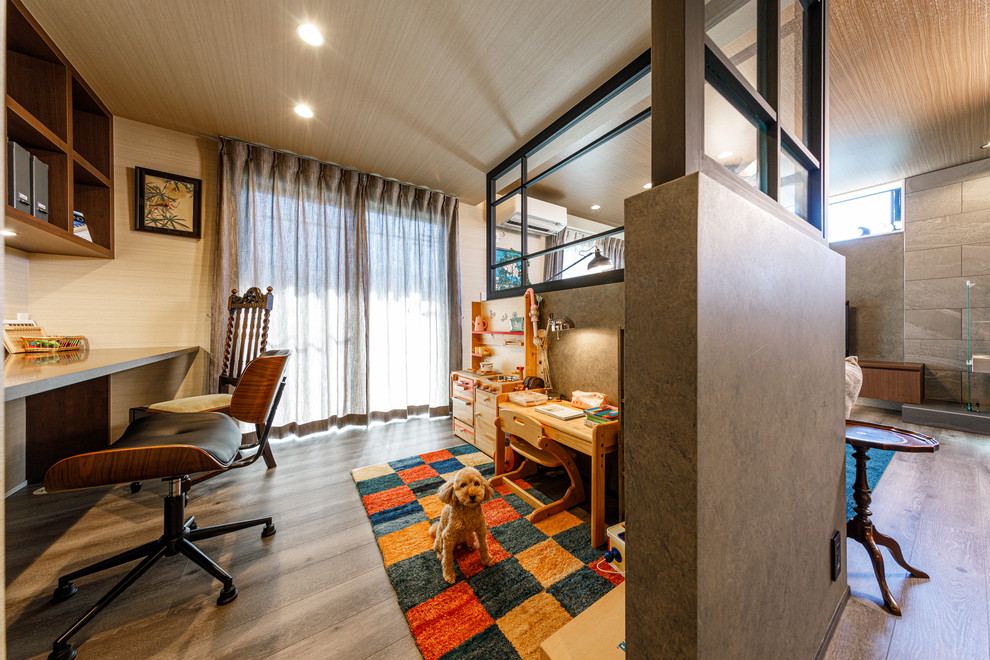 東京都下にあるエクレクティックスタイルのおしゃれなホームオフィス・書斎 (グレーの壁、淡色無垢フローリング、グレーの床) の写真