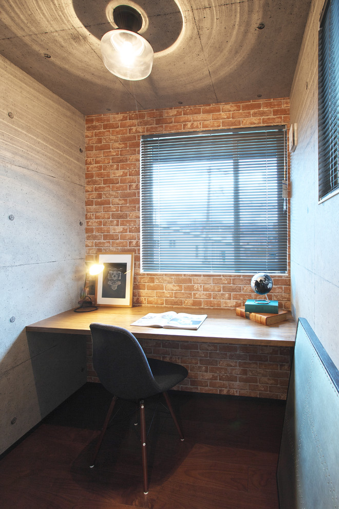 Ispirazione per un piccolo ufficio industriale con pareti grigie, parquet scuro, scrivania incassata e pavimento marrone