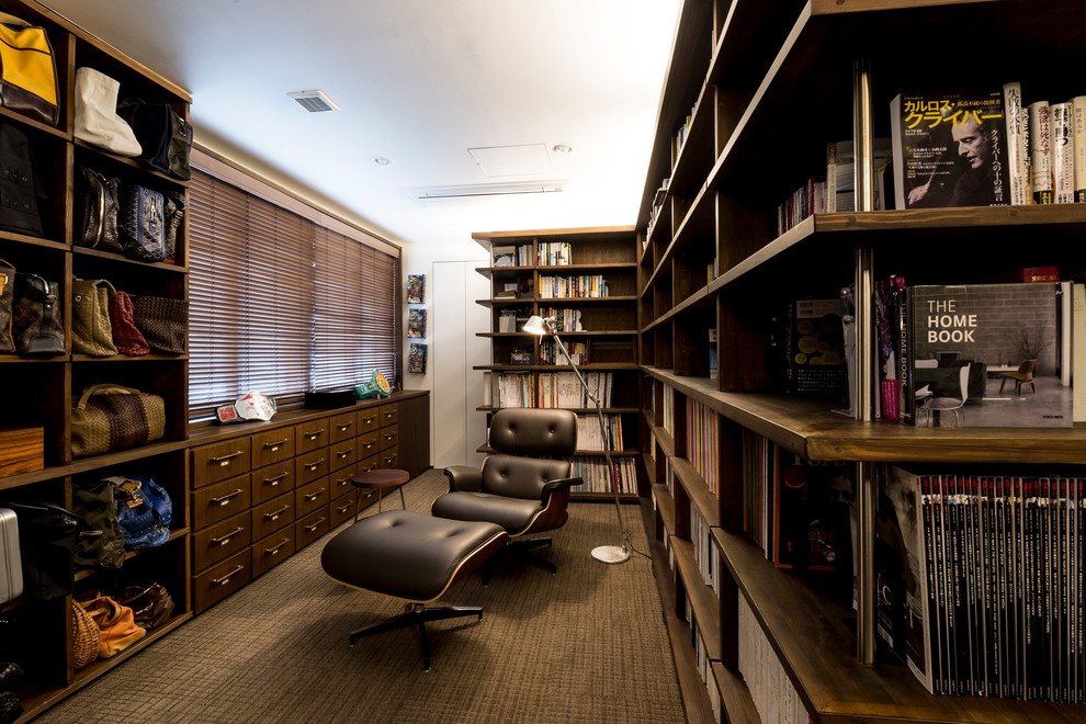На фото: кабинет в стиле рустика с белыми стенами, ковровым покрытием и коричневым полом с
