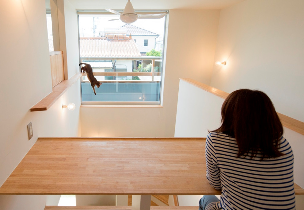 名古屋にある低価格の小さなアジアンスタイルのおしゃれな書斎 (白い壁、無垢フローリング、造り付け机、ベージュの床) の写真