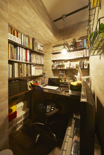 他の地域にあるインダストリアルスタイルのおしゃれなホームオフィス・書斎の写真