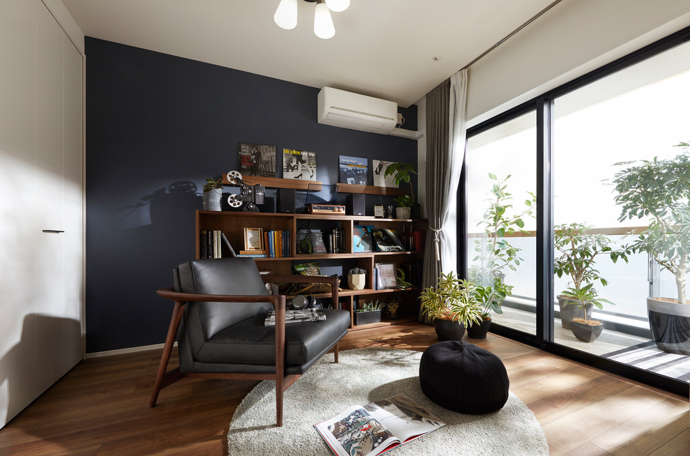 Ispirazione per un ufficio minimal con pareti multicolore, parquet chiaro e pavimento marrone