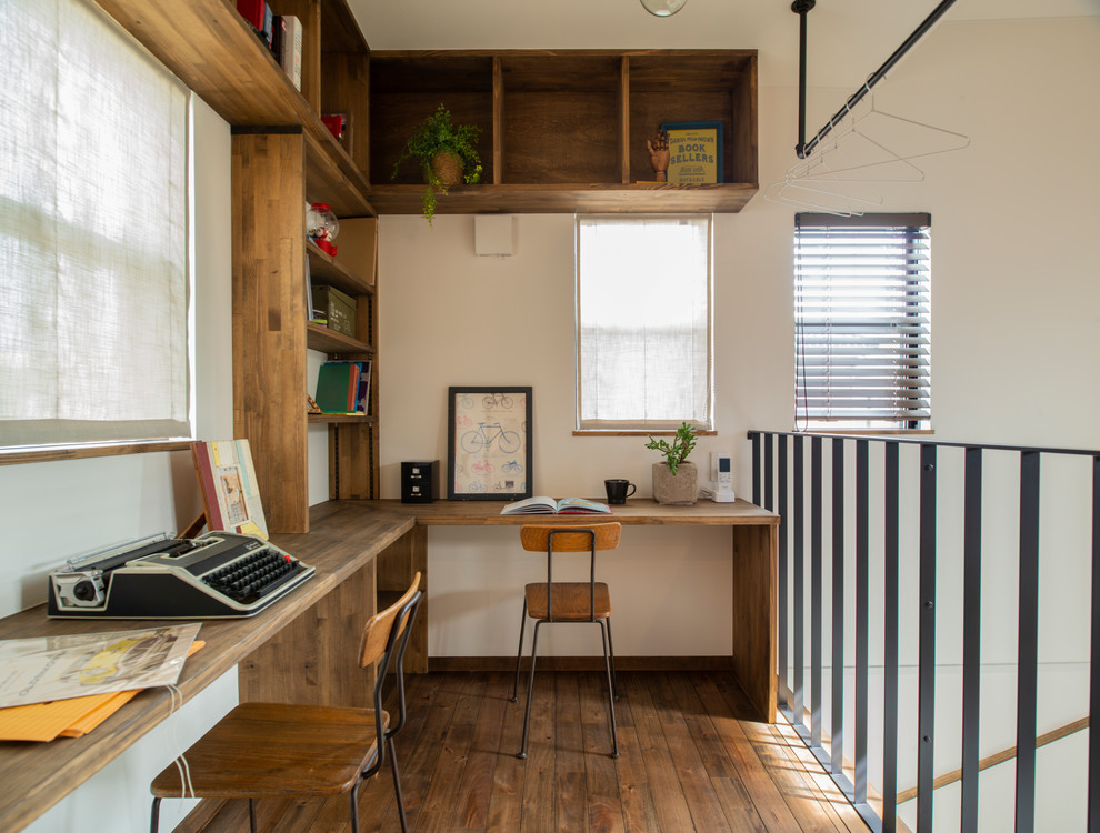 Mittelgroßes Asiatisches Arbeitszimmer mit dunklem Holzboden, braunem Boden, beiger Wandfarbe und Einbau-Schreibtisch in Sonstige