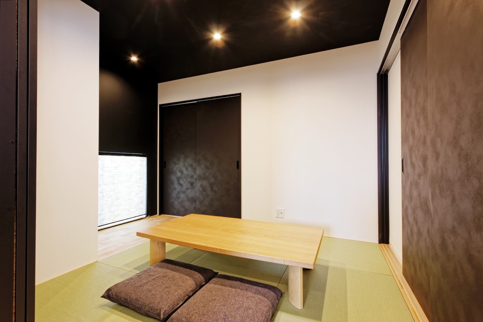 Diseño de despacho moderno con paredes blancas, tatami, escritorio independiente y suelo verde