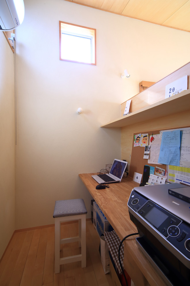 This is an example of a rustic home office in Nagoya.