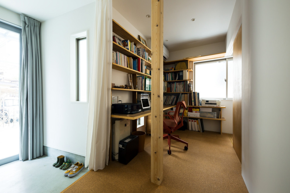 Cette image montre un petit bureau minimaliste avec un mur blanc, un sol en liège, aucune cheminée, un bureau intégré, un sol marron, un plafond en lambris de bois et du lambris de bois.