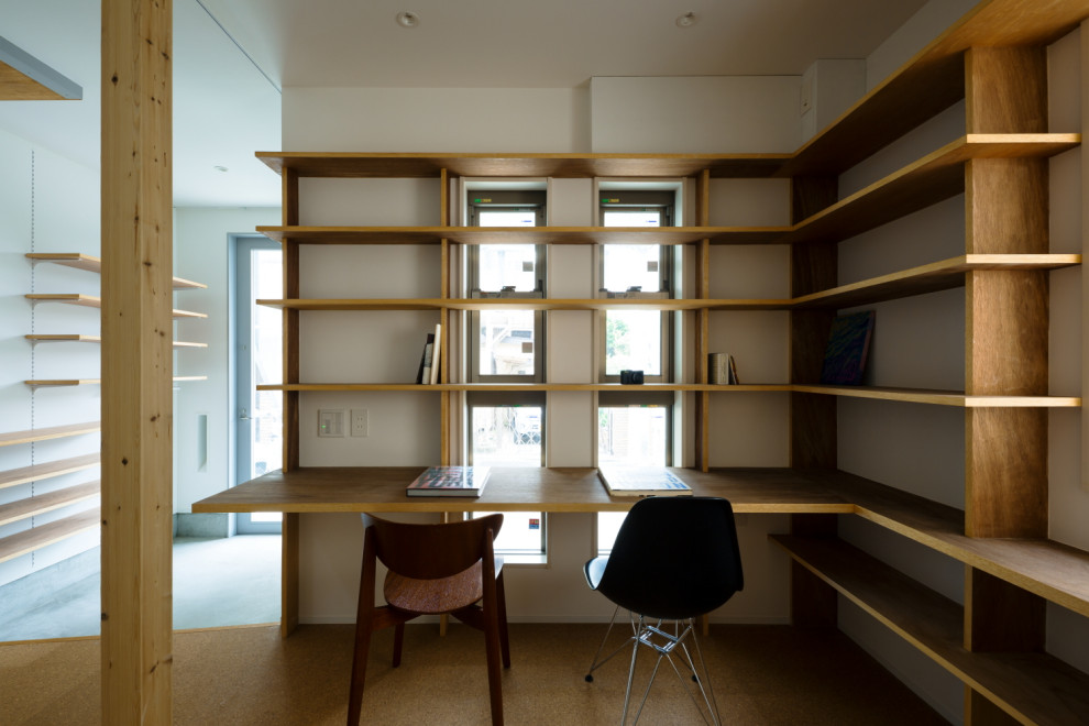 Kleines Modernes Arbeitszimmer ohne Kamin mit Arbeitsplatz, weißer Wandfarbe, Korkboden, Einbau-Schreibtisch, braunem Boden, Holzdielendecke und Holzdielenwänden in Tokio